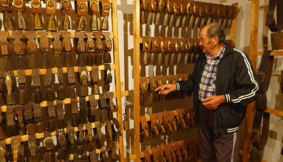 Obr. 1 P. Mikuláš Gigac pri svojej zbierke zvoncov a spiežovcov.