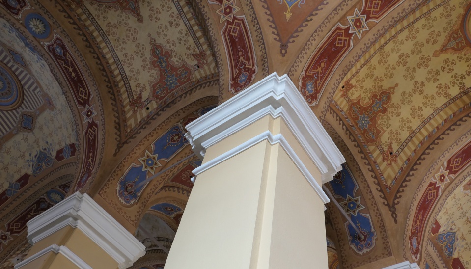 Obr. 2a Maľované klenby v interiéri zrekonštruovanej synagógy