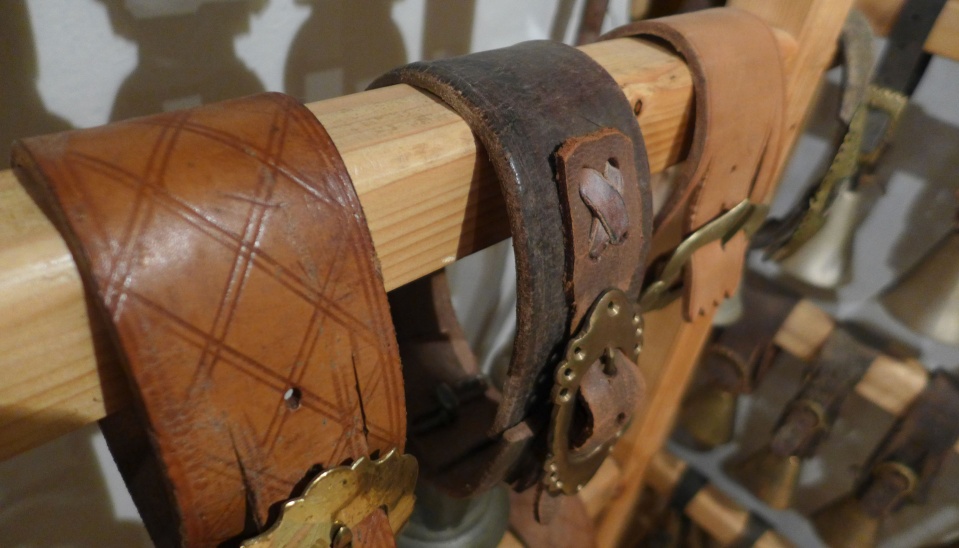 Obr. 2 Prepracované detaily kožených remeňov s kovovými prackami, ktorými sú zvonce a spiežovce upevnené zvieratám okolo krku .