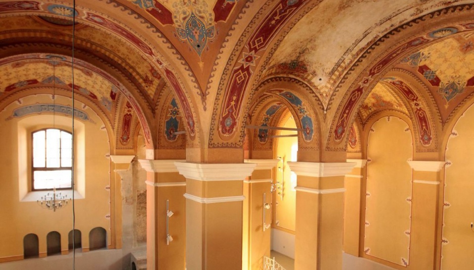 Obr. 2 Zrekonštruovaný interiér synagógy