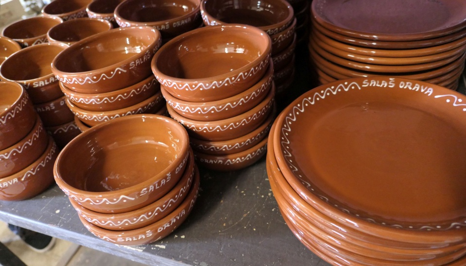 Obr. 3 V súčasnosti najviac známe vyrábané modely trestneskej keramiky, hnedý podklad s dekorom bielych vlnoviek a bodiek