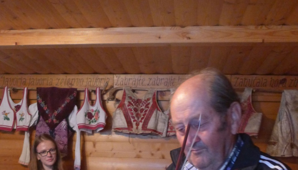 Obr. 4. P. Mikuláš Gigac má v zbierke aj ľudové hudobné nástroje a na všetkých vie hrať