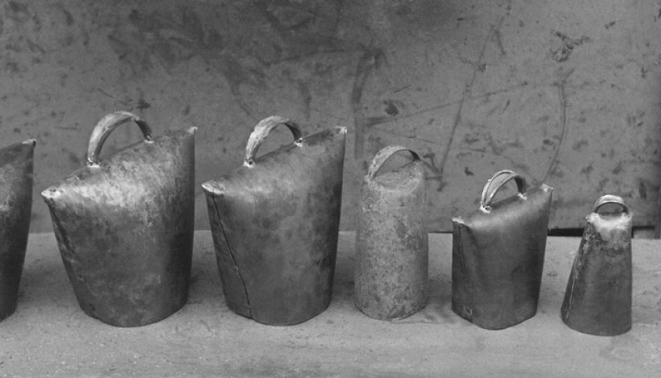 Obr. 4 Zvonce od jelšavského majstra Ľ. Kenyeresa zo železného plechu (zľava): slovenský, osmák, kravský, ovčí, svinský, parížsky, Fotoarchív Múzea ľudovej umeleckej výroby v Stupave (foto P. Janek, 1960