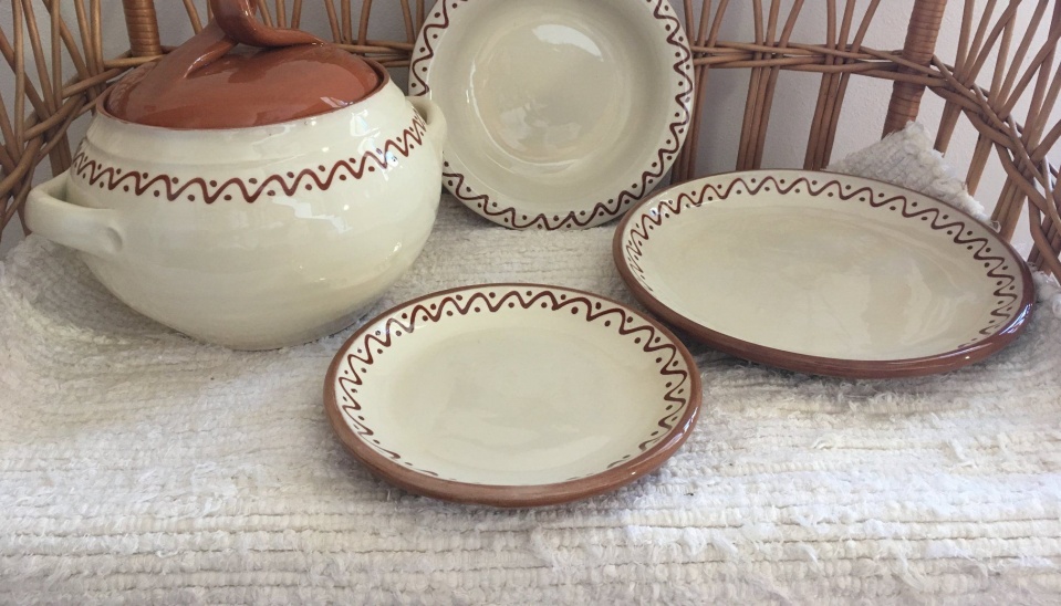 Tradičný model vyrábaný v opačnom prevedení- glazovaný svetlý podklad a hlinkový typický vlnkový dekor, vystavené v podnikovej predajni v Trstenej 