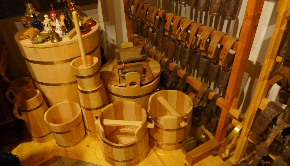 Obr. 5 Zbierka súčasných geletiek – vedier na mlieko v Múzeu zvoncov