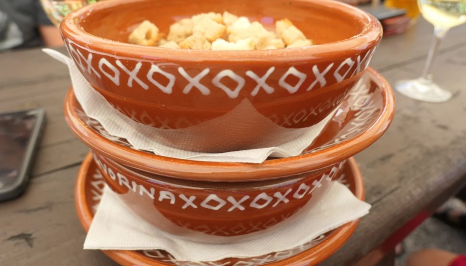 Trstenská keramika s čičmanským vzorom je ukážkou prispôsobovania sa dopytu na trhu nezávisle od regionálnej príslušnosti