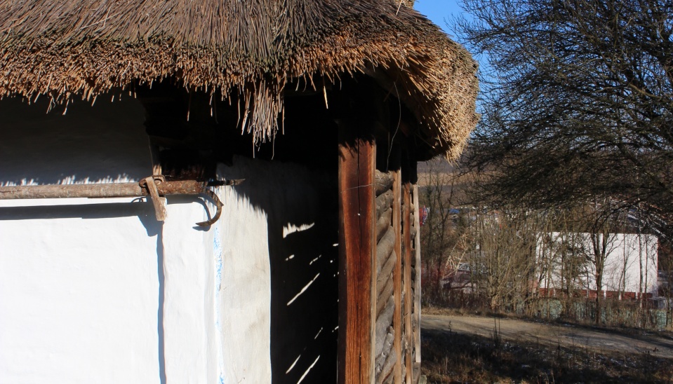 2. Detail nárožia slamenej strechy. Svidník