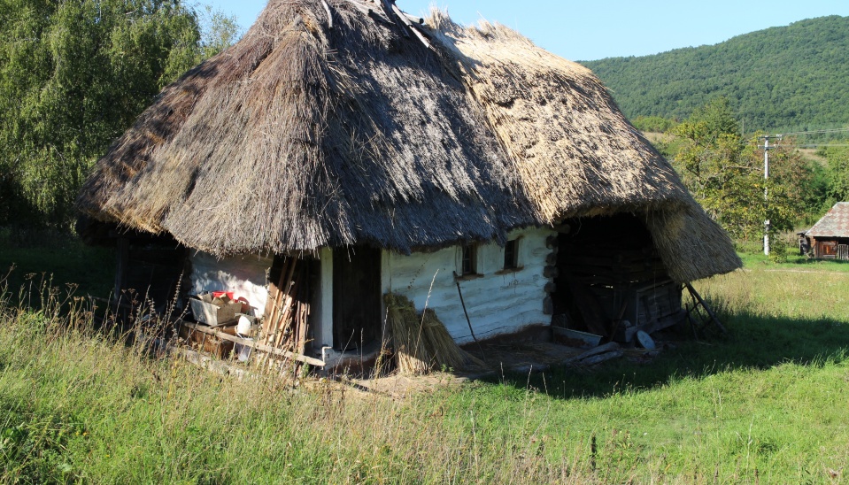 4. Experimentovanie s krytinou – na pravej strane je trstina, na ľavej časti slama. Hrušov