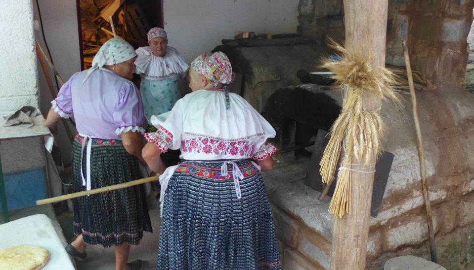 pečenie lepníkov v vonajkajšej peci v ľudovom dome na Hontianskej paráde v Hrušove