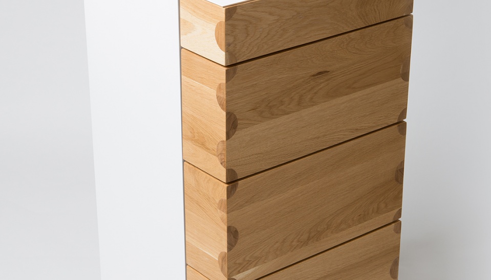 Zásuvková komoda s ozdobným konštrukčným spojom