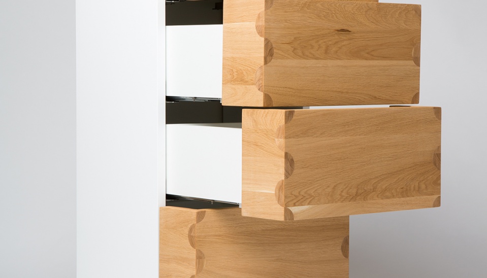 Zásuvková komoda s ozdobným konštrukčným spojom