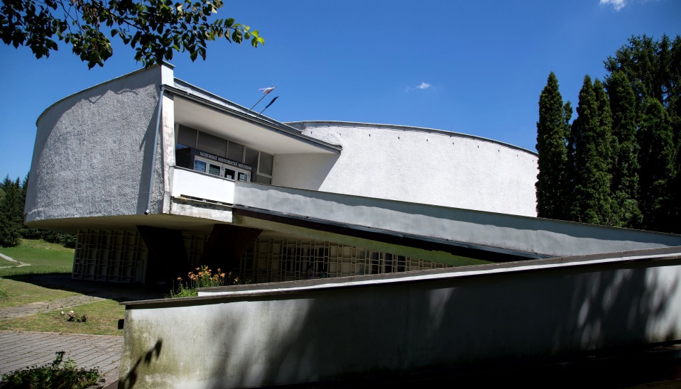 Budova múzea má zaujímavé architektúnické riešenie a je obklopená parkom a vonkajšou expozíciou bojovej techniky z druhej svetovej vojnyou