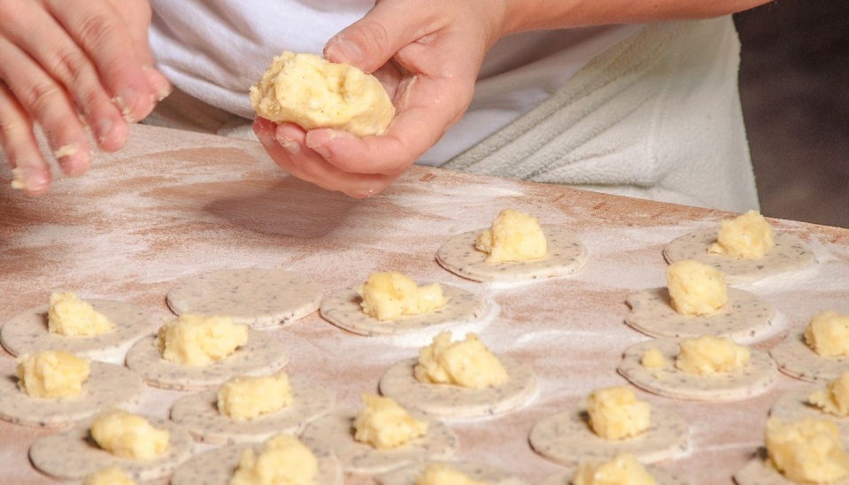 Príprava prirohov vo veľkovýrobe v Ulíči je stále z veľkej miery ručná práca