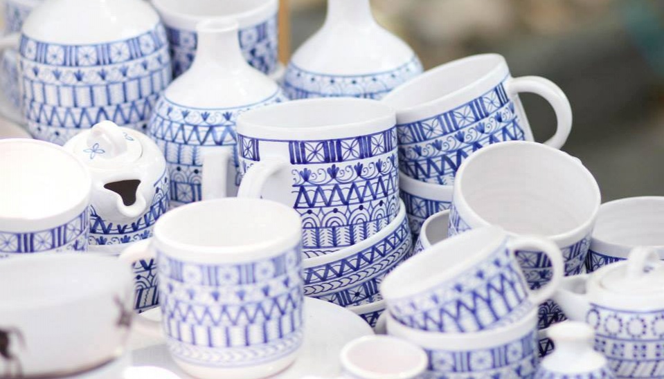 Kolekcia šálok s tradičným modrným vzorom z manufaktúry Modranská, dizajn: Jakub Liška - inšpirované zbierkami Heřmana Landsfelda, zdroj: Modranska