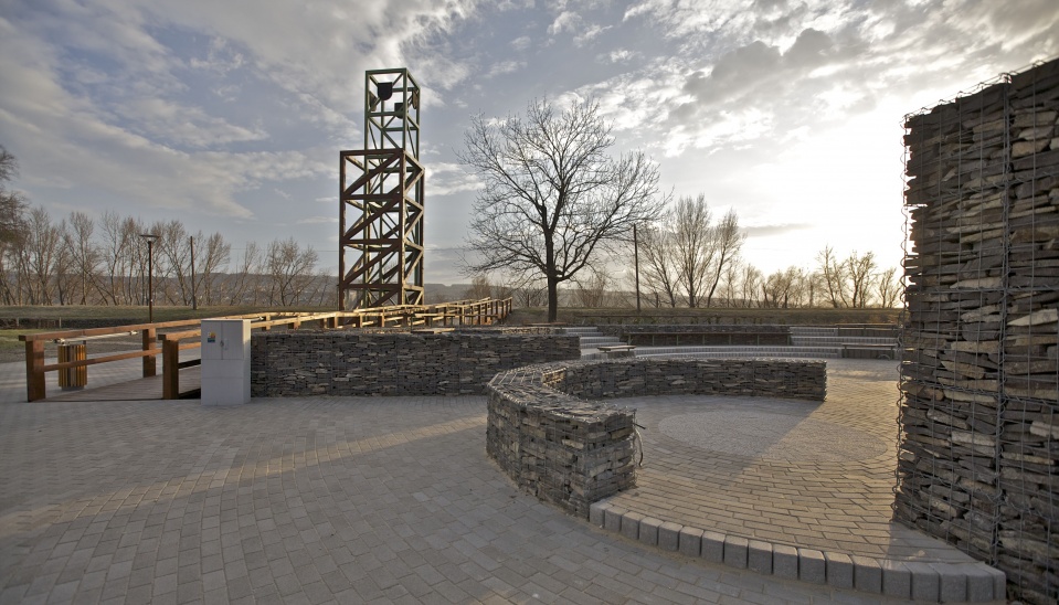 Pohľad cez mostík na hrádzu Dunaja