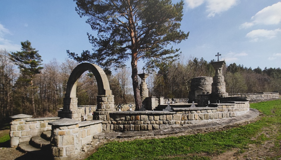 Obr. 10 Cintorín Wola Cieklinska (Zdroj: Bořutová, D.: Architekt Jurkovič, Bratislava 2009:  SLOVART, ISBN 978-80-8085-665-6, str. 168)