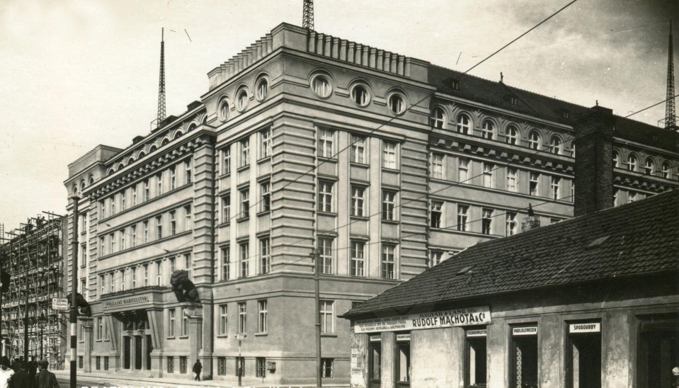 Obr. 1 Budova dnešného Krajského riaditeľstva policajného zboru SR postavená podľa projektu Františka Krupku. (Archív Bratislavského dopravného podniku., Zdroj: https://imhd.sk/ba/galeria-media/galerie-vyhladavanie/172006/Zastavka-elektriciek-pred-vtedy-novou-budovou-Policajneho-riaditelstva-U-dvoch-levov?&ref=ba%2Fgalerie%3F%26gha%3DMatej%252BKavacky&gha=Matej%2BKavacky&ghg=)