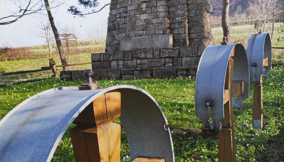 Obr. 4 Vojenský cintorín Lysa Góra (Zdroj: Bořutová, D.: Architekt Jurkovič, Bratislava 2009:  SLOVART, ISBN 978-80-8085-665-6, str. 164)