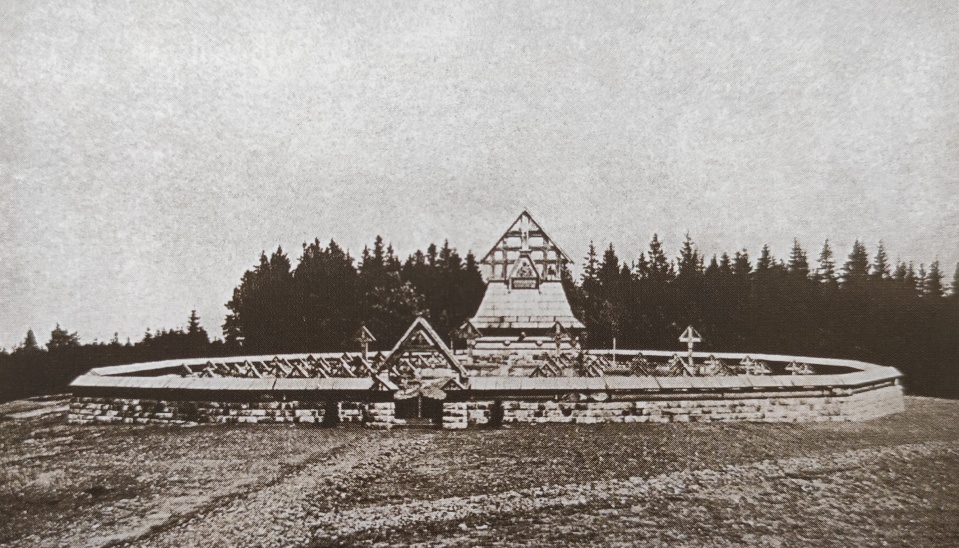 Obr. 5 Vojenský cintorín s pomníkmi z dreva – fotografia pôvodného stavu  Gladyszów (Zdroj: Bořutová, D.: Architekt Jurkovič, Bratislava 2009:  SLOVART, ISBN 978-80-8085-665-6, str. 165)