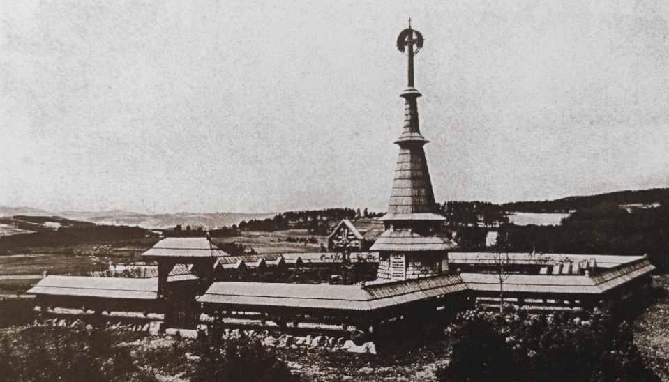 Obr. 6 Vojenský cintorín s pomníkmi z dreva – fotografia pôvodného stavu  Przelec Malastowska 1916 -17 (Zdroj: Bořutová, D.: Architekt Jurkovič, Bratislava 2009:  SLOVART, ISBN 978-80-8085-665-6, str. 165)