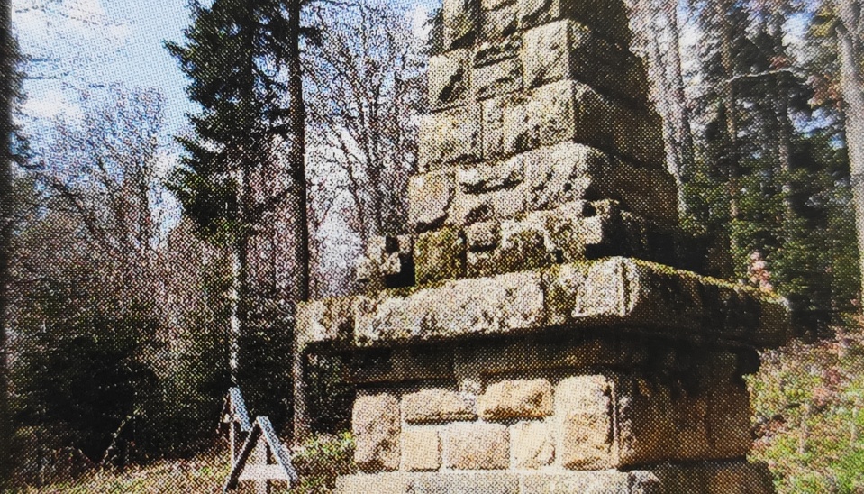 Obr. 7 Vojenský cintorín Lužna Pustki (Zdroj: Bořutová, D.: Architekt Jurkovič, Bratislava 2009:  SLOVART, ISBN 978-80-8085-665-6, str. 166)