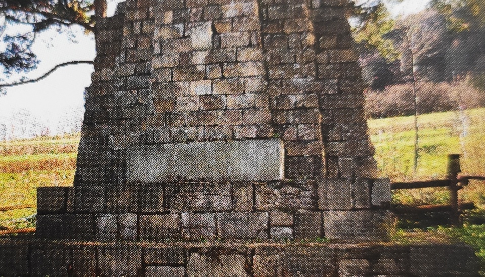  Obr. 8 Vojenský cintorín Lysa Góra (Zdroj: Bořutová, D.: Architekt Jurkovič, Bratislava 2009:  SLOVART, ISBN 978-80-8085-665-6, str. 166)