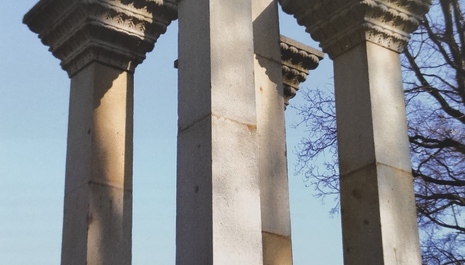 Obr. 9 Kamenársky zdobené pylóny cintorína Nowy Zmigród (Zdroj: Bořutová, D.: Architekt Jurkovič, Bratislava 2009:  SLOVART, ISBN 978-80-8085-665-6, str. 167)