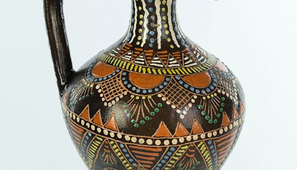 Čepák s uchom a hrdlom s ústím v tvare vtáka zdobený rytými a maľovanými bielymi, modrými, zelenými, žltými a hnedými bodkami a pásikmi na tmavohnedom podklade, bezfarebná glazúra. Šivetice (okr. Revúca), nedatované. Zbierkový fond Múzea ľudovej umeleckej výroby v Stupave (snímka vznikla roku 2016 v rámci projektu Digitálne múzeum prijímateľa Múzea SNP v Banskej Bystrici; projekt je spolufinancovaný Európskou úniou z prostriedkov Európskeho fondu regionálneho rozvoja Tvoríme vedomostnú spoločnosť)