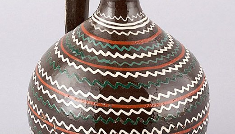 Krčah na vodu s uchom vychádzajúcim zo steny hrdla. Po celej výške stien obvodový geometrický ornament (čiary a vlnovky), nad dnom vyrytý nápis „Vihotovil Kováč Ján Šivetice, 1959“, bezfarebná glazúra. Výroba Ján Kováč, Šivetice (okr. Revúca), 1959. Zbierkový fond Múzea ľudovej umeleckej výroby v Stupave (snímka vznikla roku 2016 v rámci projektu Digitálne múzeum prijímateľa Múzea SNP v Banskej Bystrici; projekt je spolufinancovaný Európskou úniou z prostriedkov Európskeho fondu regionálneho rozvoja Tvoríme