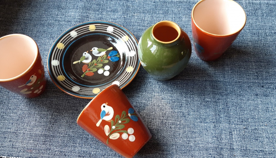 Keramika  od p. Szarku, s typickým dekorom pôvabného vtáčika, foto: V. Kotradyová