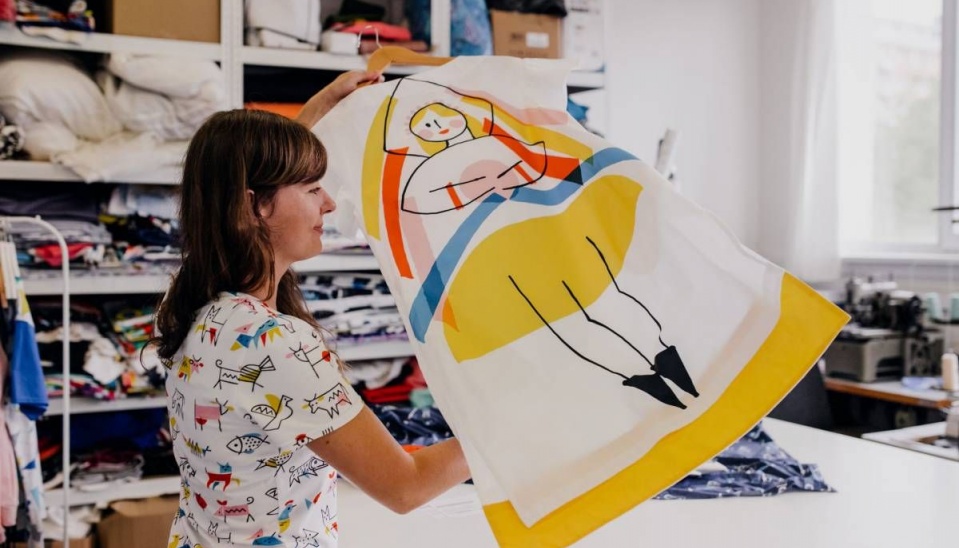 Lenka Sršňová pri práci v jej ateliéri, zdroj: April magazín