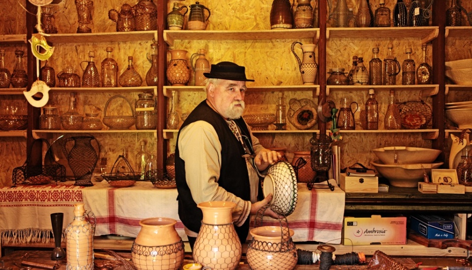 Gemerský drotár Július Bútora z Drienčan, zdroj: MAS Malohont