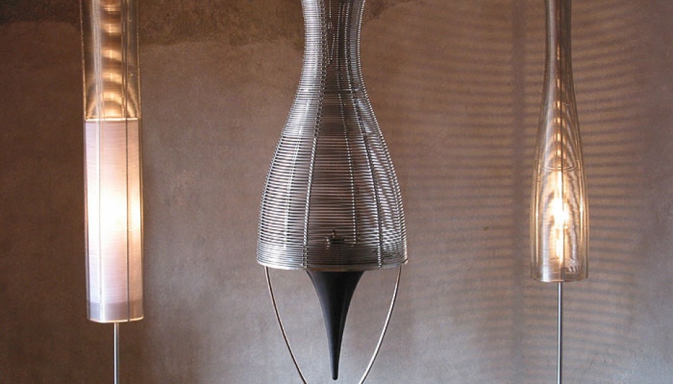 Súčasné autorské spracovanie drôtu – svietidlá, autor Šimon Mišurda zdroj: www.drot.sk