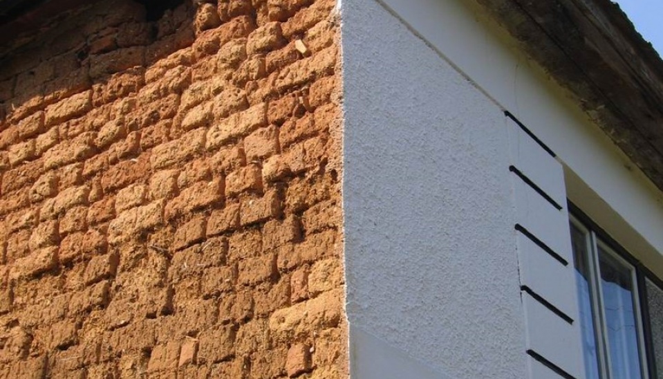 2. Bočná, mierne erodovaná stena z nepálenej tehly, Ardovo foto Peter Daniel