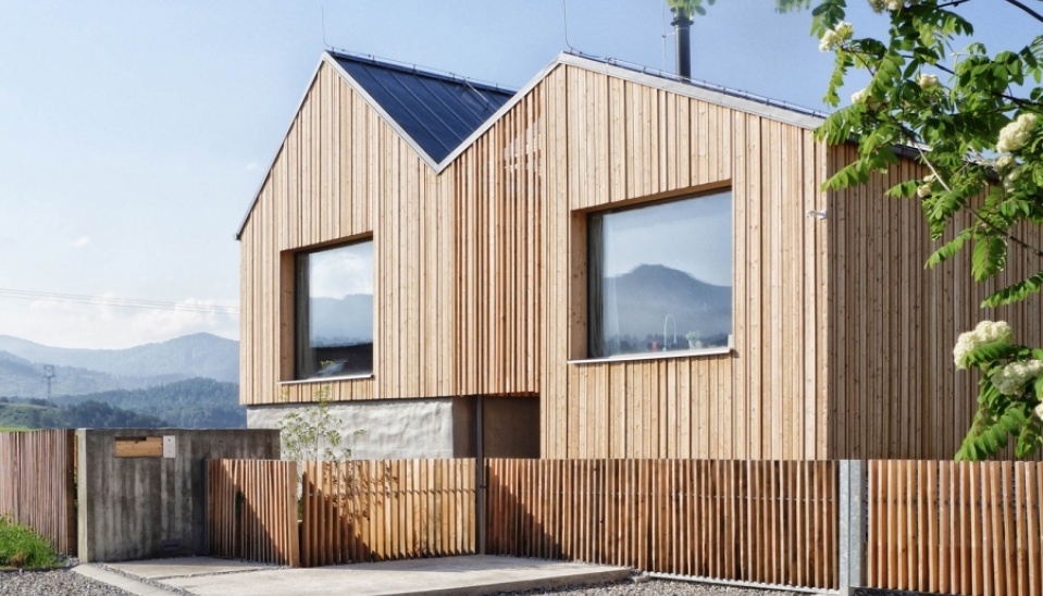 Pohľad na rodinný dom z príjazdovej komunikácie, foto: archív autorov