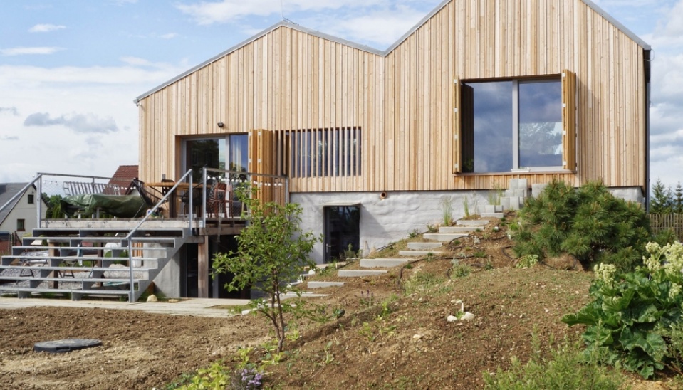 Pohľad na rodinný dom zo záhrady pozemku, foto: archív autorov