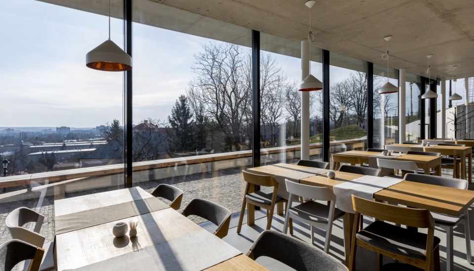Interiér reštaurácie ponúka panoramatické výhľady do diaľky vďaka celopresklenej fasáde, foto: Martin Dulík