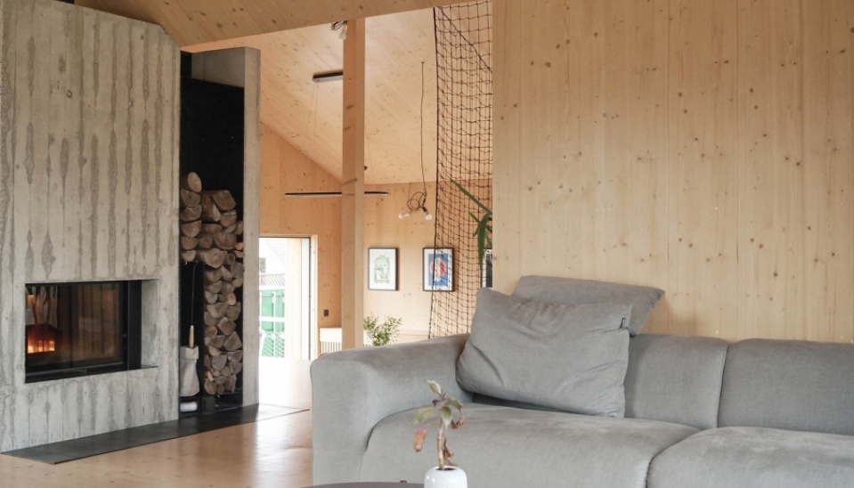 Interiér – denná obytná časť, ktorej dominujú tradičné prírodné materiály stvárnené modernou formou, foto: archív autorov