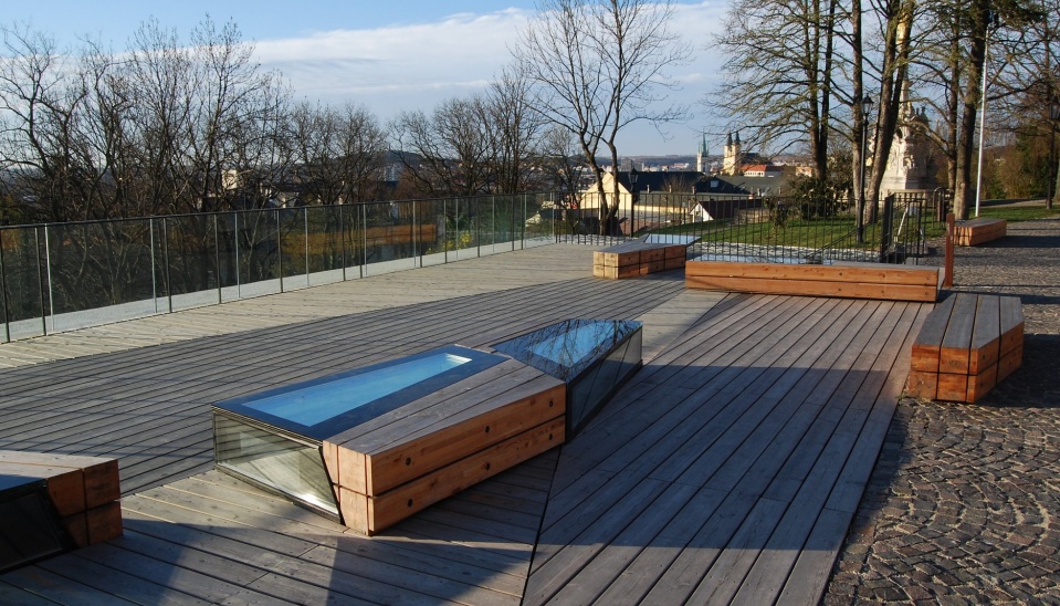 Detail – pohľad na lavičku strešnej vyhliadkovej terasy s integrovanými svetlíkmi v foto: Martin Dulík
