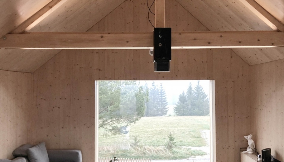 Interiér – denná obytná časť – optické prepojenie exteriéru s interiérom pomocou veľkoplošných bezrámových okien, foto: archív autorov