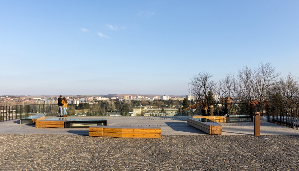 Strešnú terasu s panoramatickými výhľadmi oceňujú nielen turisti, ale pochvaľujú si ju aj miestni, foto: Dano Veselský