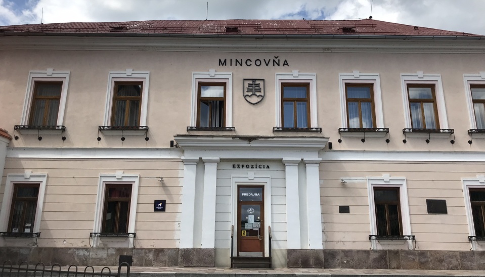 Pohľad na vchod do expozície a podnikovej predajne kremnickej mincovne