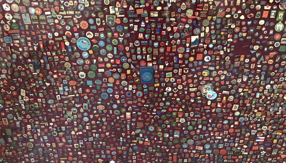 Prezentácia smaltovaných odznakov v expozícii kremnickej mincovne