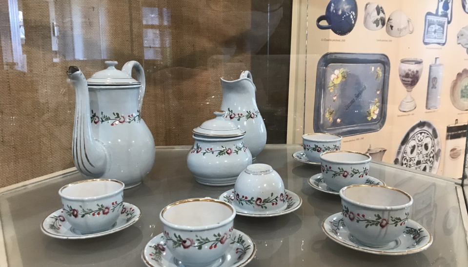 Ukážka smaltovaného riadu v expozícii Horehronského múzea v Brezne