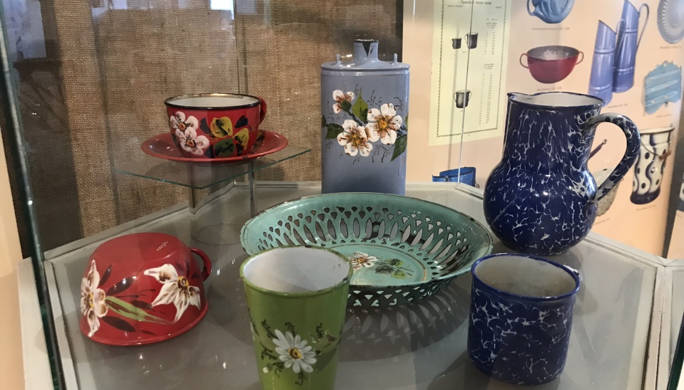 Ukážka smaltovaného riadu v expozícii Horehronského múzea v Brezne