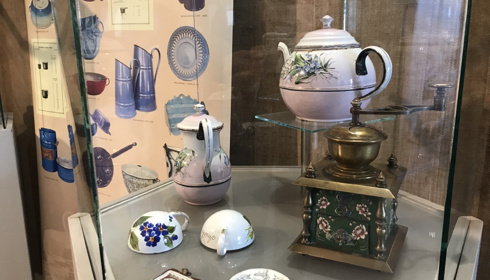 Ukážka smaltovaného riadu v expozícii Horehronského múzea v Brezne