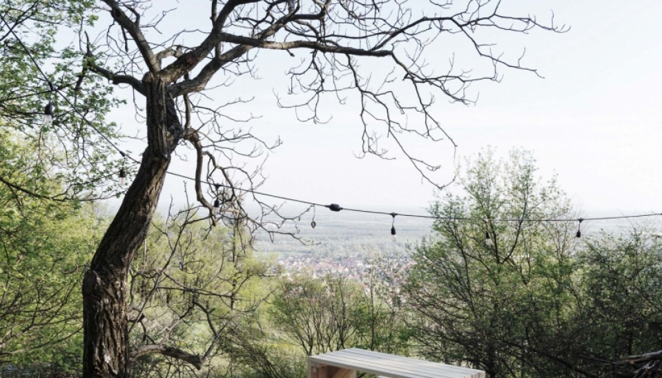 Terasa je súčasťou originálneho ubytovania a ponúka výhľad do diaľky na mesto, foto: Dominik Sepp