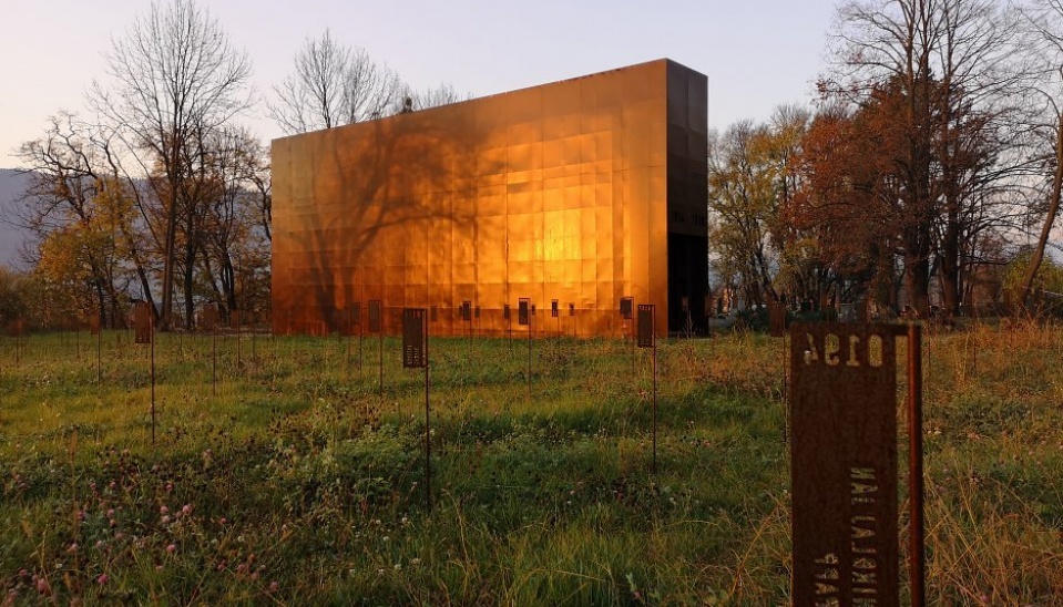 Pohľad na Monument v Majeri pri západe slnka, foto: Štefan Moravčík