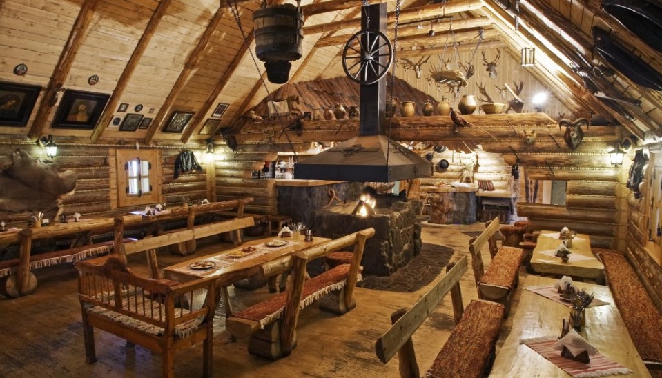 Koliba u sv. Krištofa – pohľad do interiéru, centrálny reštauračný priestor s otvoreným ohniskom, foto: https://usvkristofa.sk/