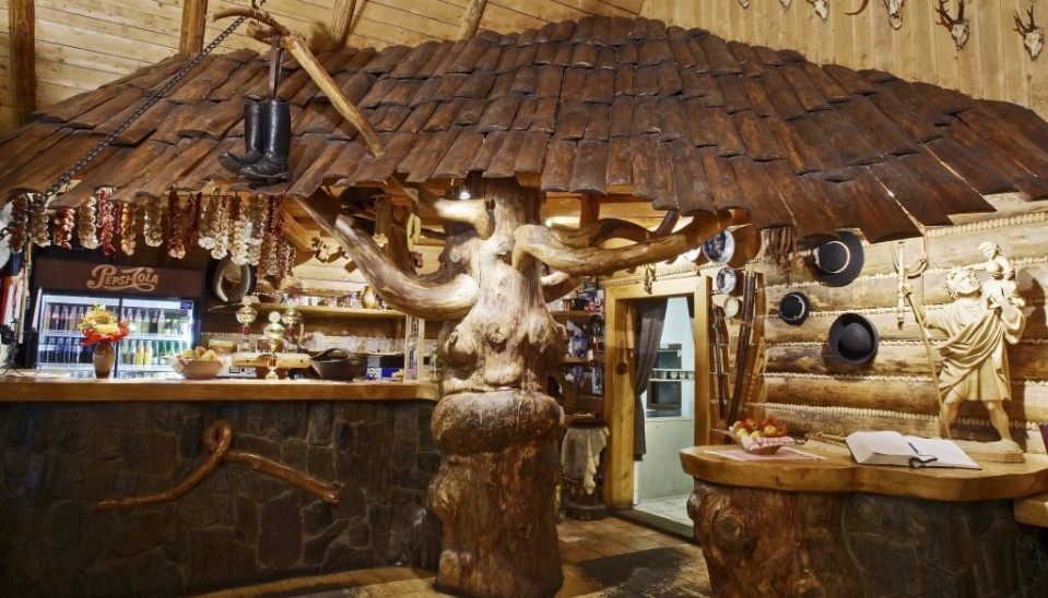 Koliba u sv. Krištofa – pohľad do interiéru, zázemie obsluhy a kniha návštev, foto: https://usvkristofa.sk/